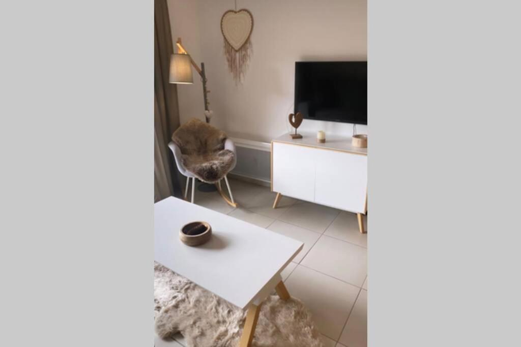 Appartement De Charme Dans Residence Avec Piscine La Joue Du Loup เลอเดโวลุย ภายนอก รูปภาพ